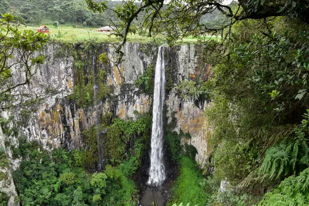 A Cascata do Avencal caindo no cânion, em Urubici