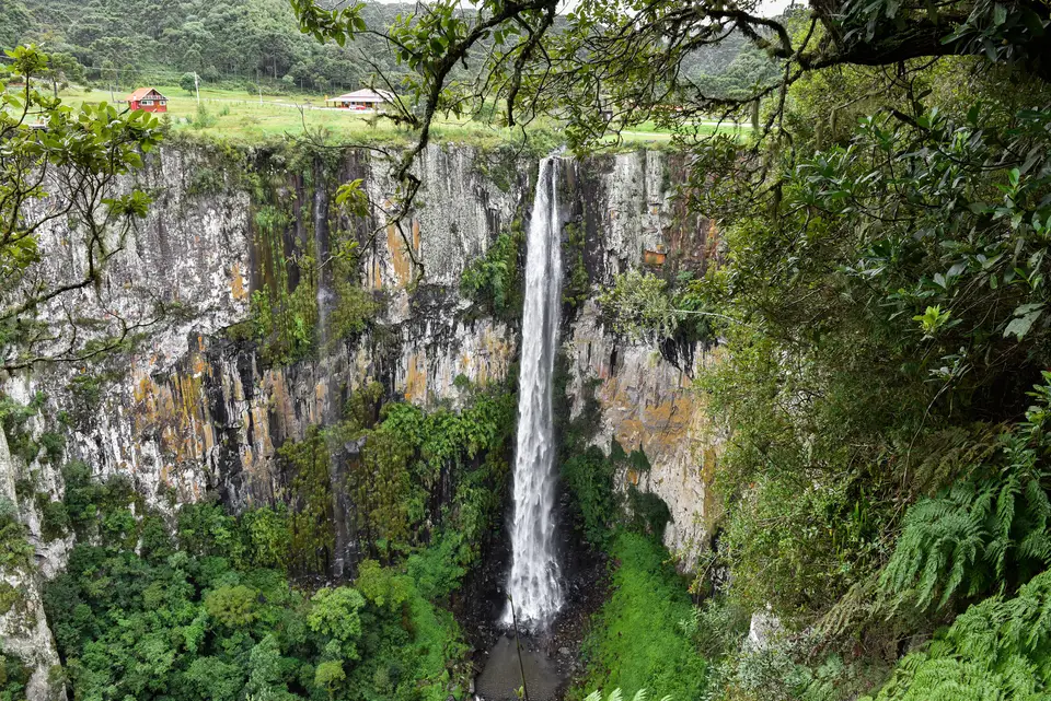 A Cascata do Avencal caindo no cânion, em Urubici