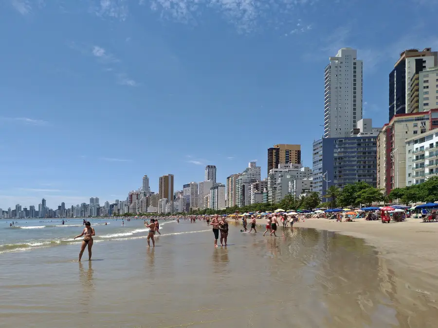 A orla da Praia Central de Balneário Camboriú, com os prédios à beira-mar
