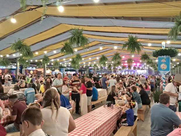 Pavilhão cheio na Schützenfest de Jaraguá do Sul, em 2024