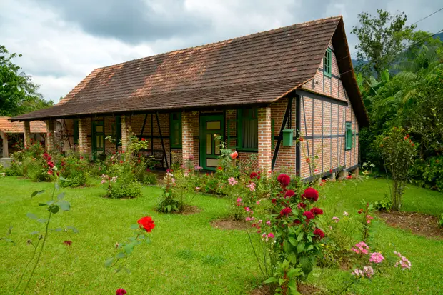 Casa em enxaimel com jardim florido na Rota do Enxaimel, em Pomerode