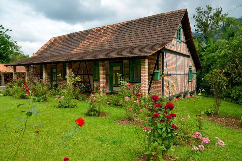 Casa em enxaimel com jardim florido na Rota do Enxaimel, em Pomerode