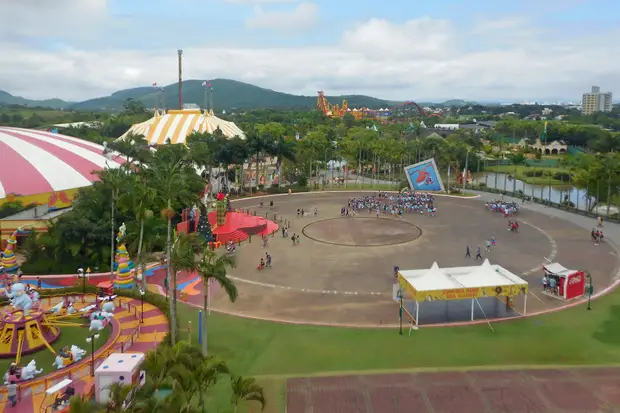 O Beto Carrero World visto do alto da roda-gigante do parque, em Penha