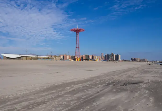 A praia e o calçadão de Coney Island, em Nova York