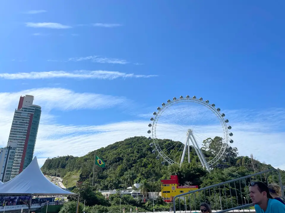 A roda-gigante FG Big Wheel, em Balneário Camboriú, contra o céu azul