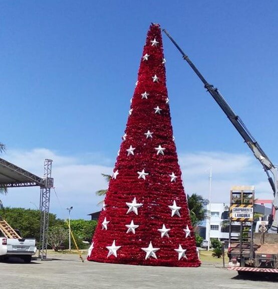 Barra Velha tem maior árvore de Natal de garrafa pet do Brasil