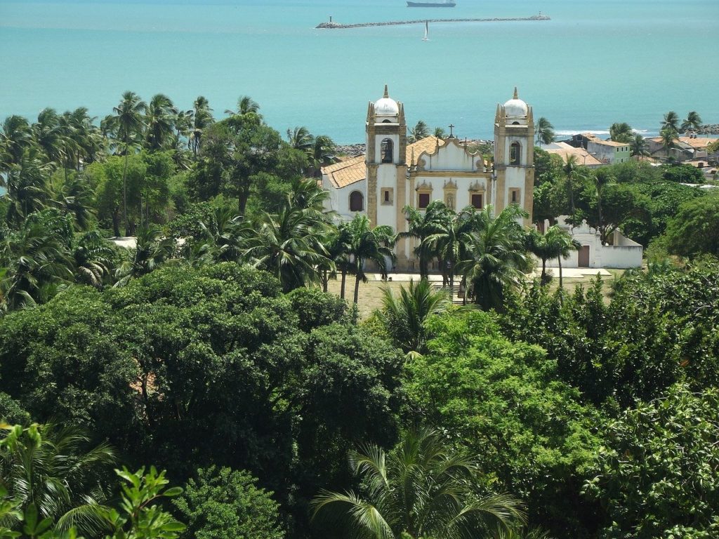 quais são as melhores atrações para visitar em Recife? conhecer a vizinha Olinda