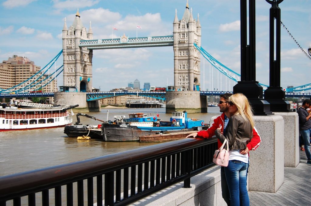 Os baladeiros de plantão encontram em Londres o perfil ideal para viagem em casal