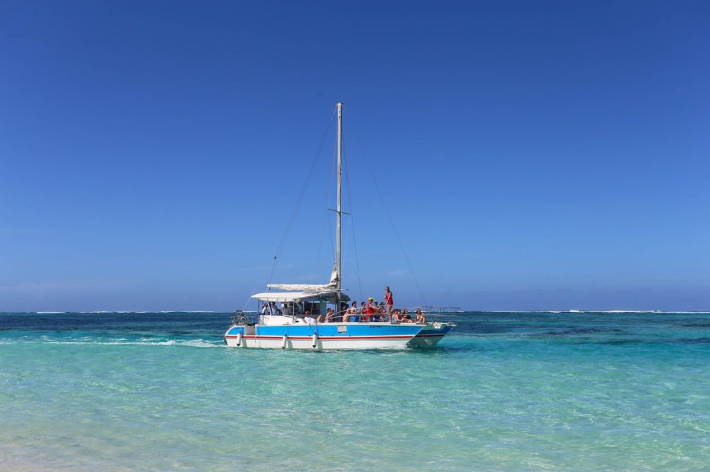 Os passeios de catamarã estão entre as coisas para o que se fazer na República Dominicana