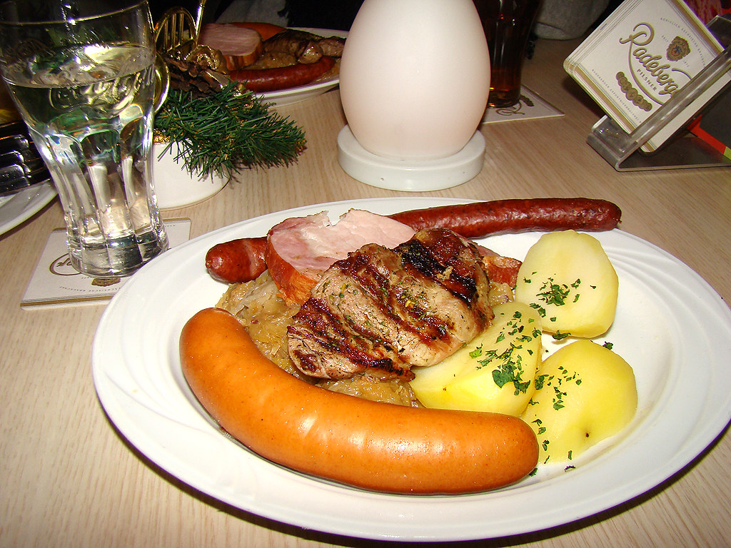 Entre as delícias dos 10 pratos da culinária catarinense estão as salsichas de origem alemã