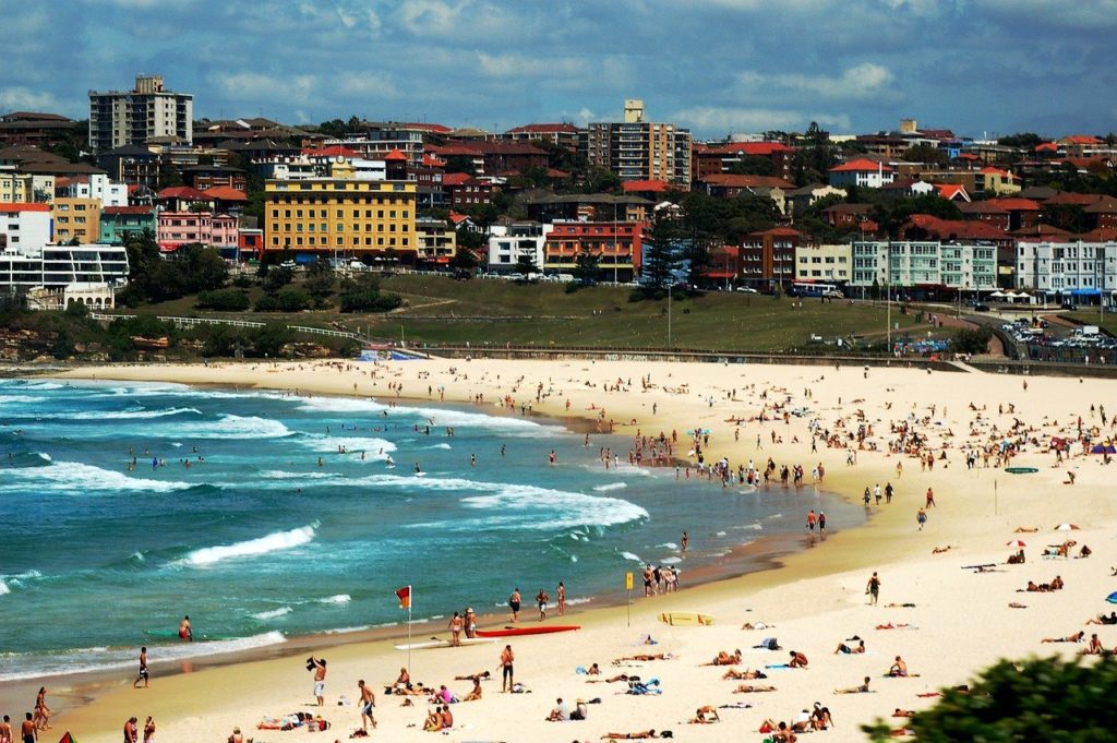 Entre as melhores atrações de Sydney está Bondi Beach
