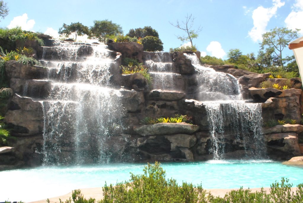 Os melhores hotéis fazenda do Brasil têm atrativos como esta cachoeira com bar molhado.