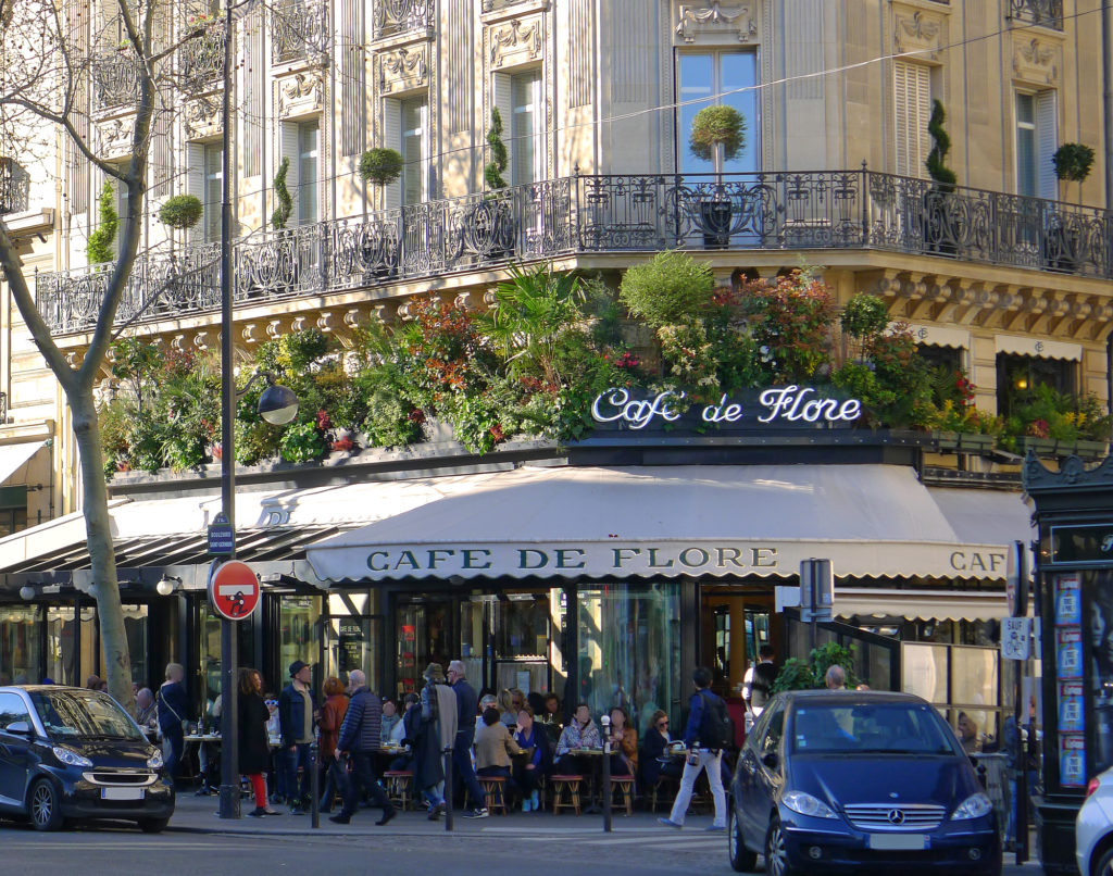 São 140 anos de história e o reconhecimento do turista e do morador ao Café de Flore. O lugar figura entre os 10 locais de Emily em Paris para visitar na vida real 