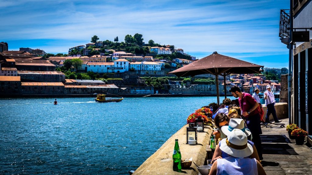 O que os brasileiros mais curtem em Portugal é o vinho do Porto, o bacalhau e os castelos medievais
