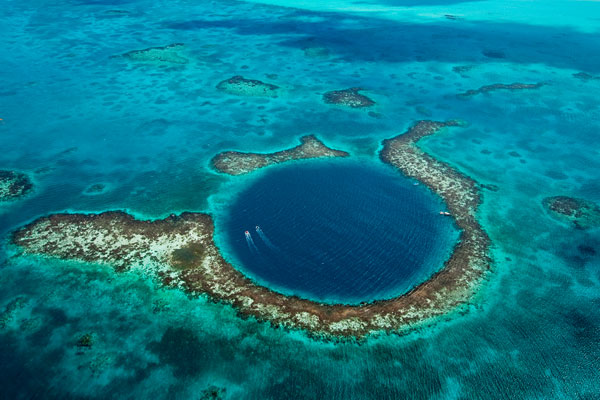 O Grande Buraco Azul fica na barreira de corais de Belize