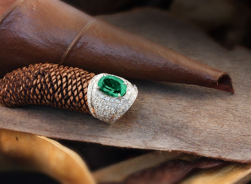 Que tal conhecer a pedra preciosa local, a esmeralda Fogo Verde?