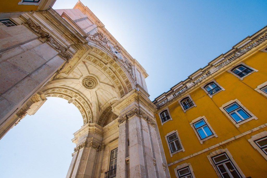 Brasileiros aceleram processo do Golden Visa para obter residência em Portugal: 90% são investidos em imóveis 