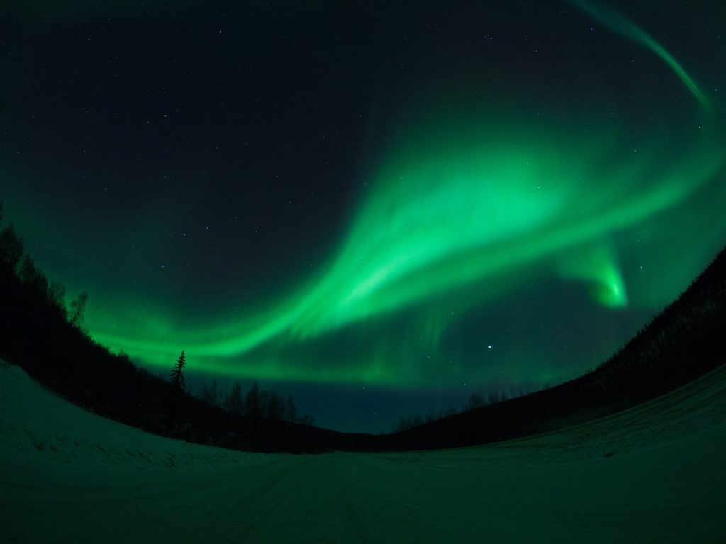 Luzes do norte perto de Wrangell-St. Parque Nacional Elias