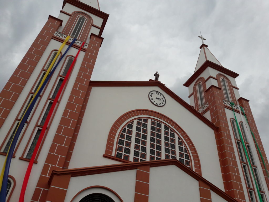 Entre o que fazer em Chapecó está visitar a Catedral Santo Antônio e o Monumento do Desbravador