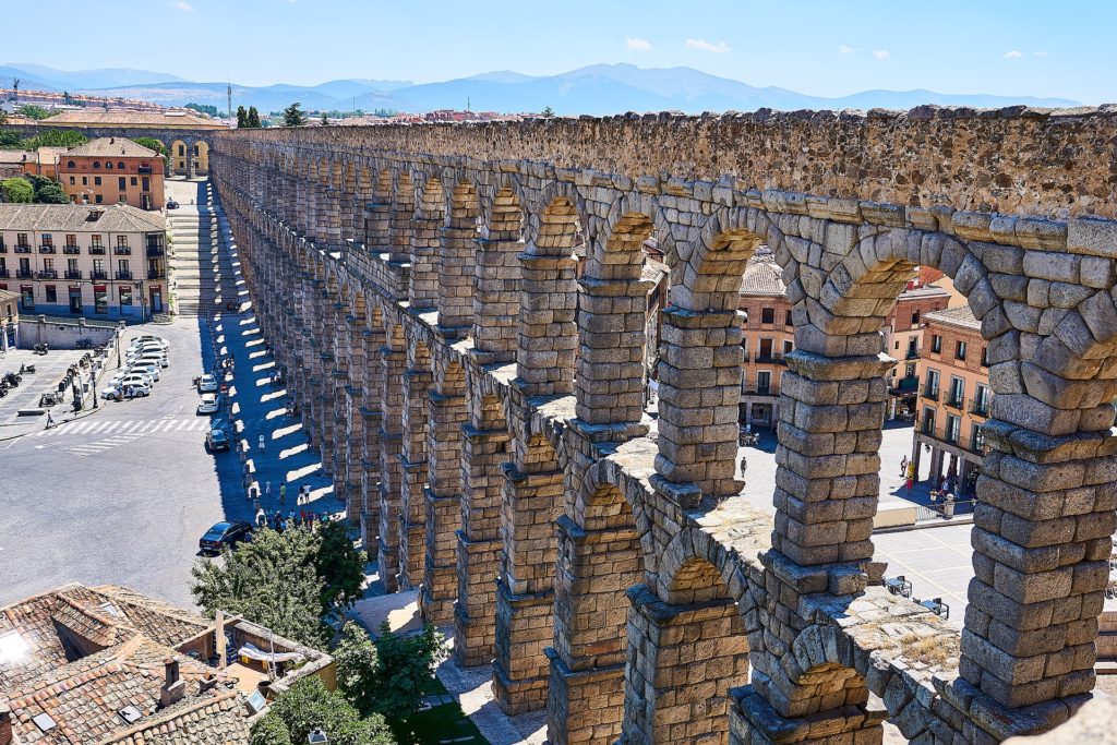 Um programa imperdível na lista do que fazer em Segóvia na Espanha: conhecer o Aqueduto