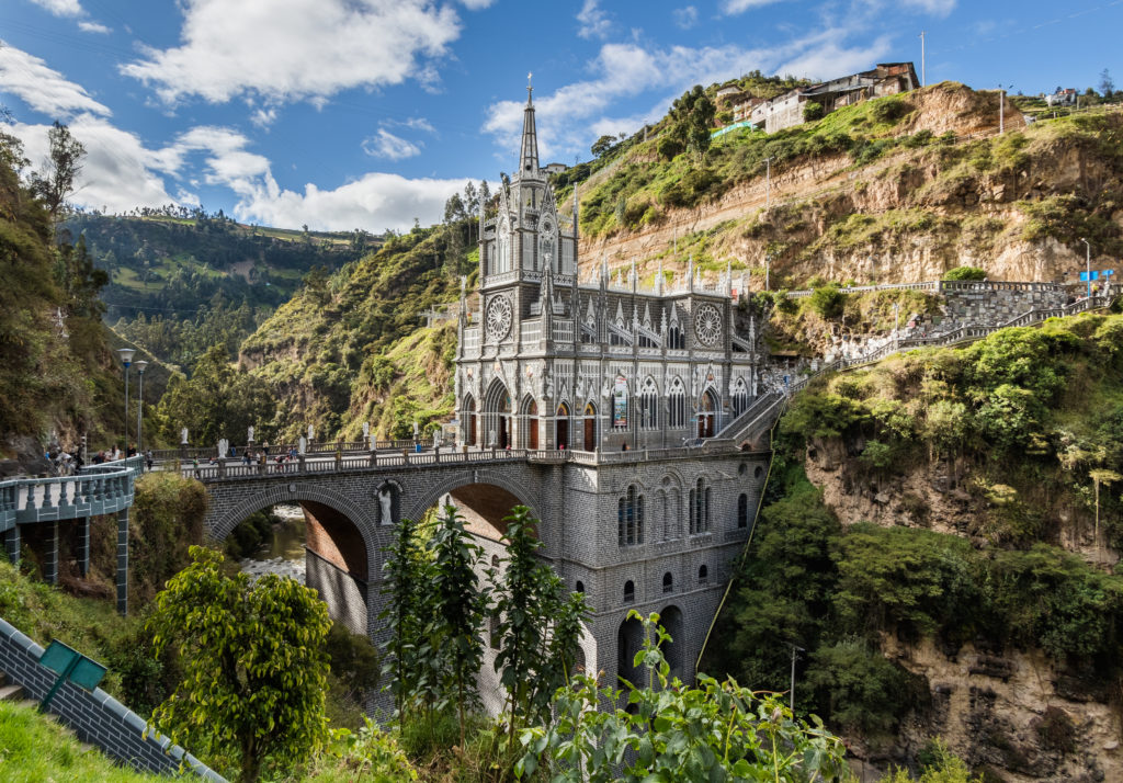 Santuário de Las Lajas chama a atenção por estar à beira de um cânion na Colômbia