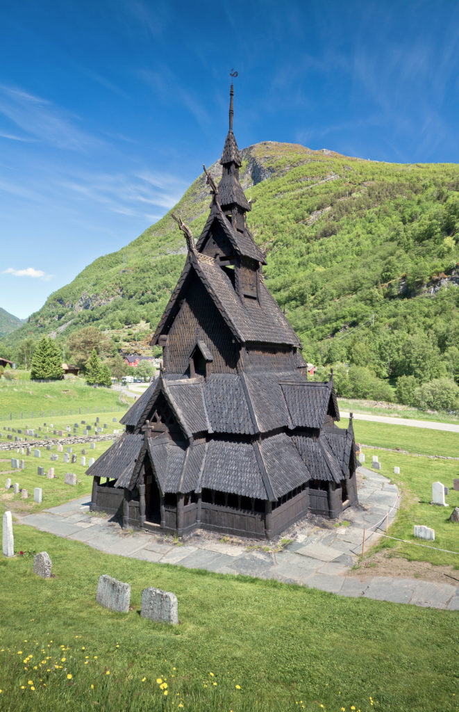 Entre as igrejas mais incríveis do mundo está esta de madeira da Noruega