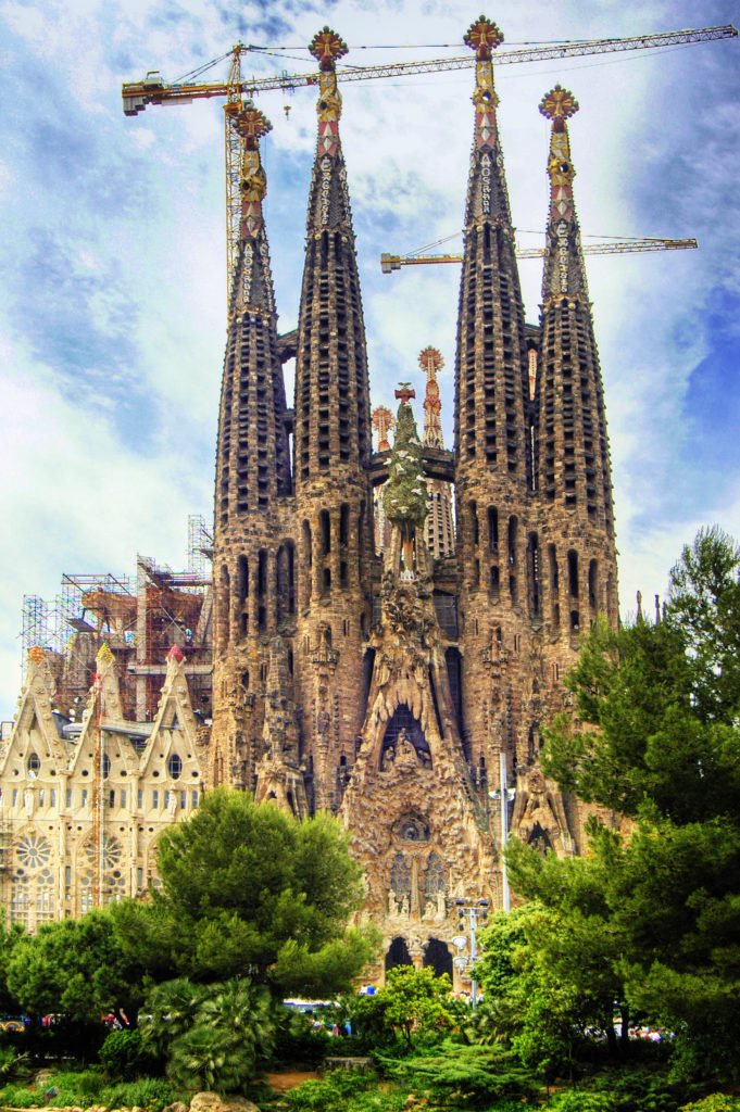 Sagrada Família, de Barcelona, nem está pronta e já integra a lista das igrejas mais incríveis do mundo