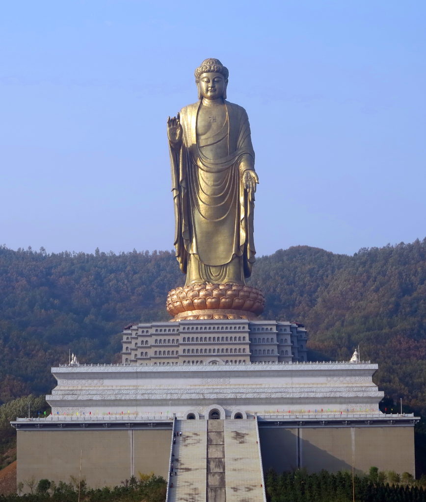 Buda do Templo da Primavera na segunda posição