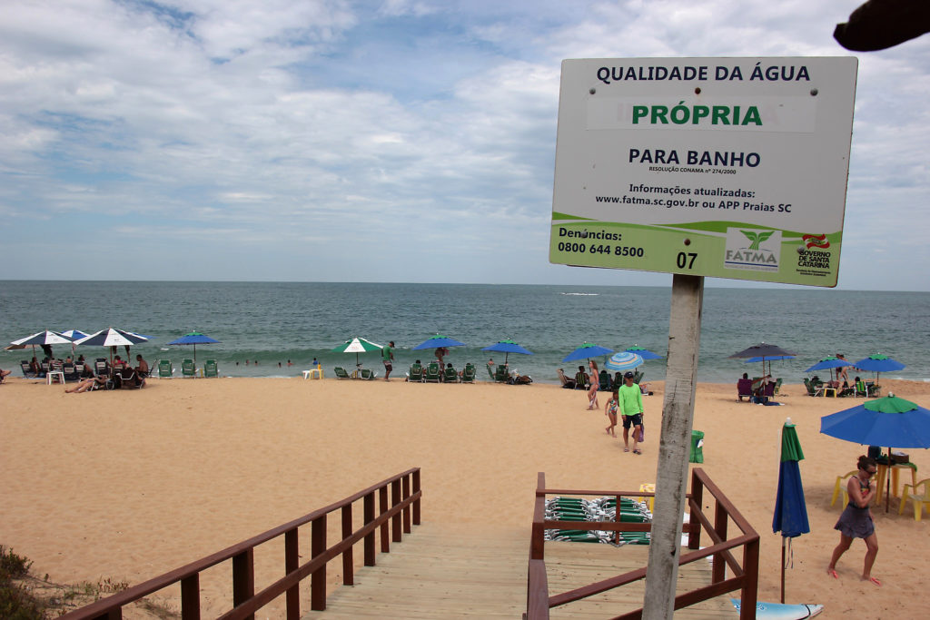 Praia do Estaleiro é linda e tem certificação Bandeira Azul