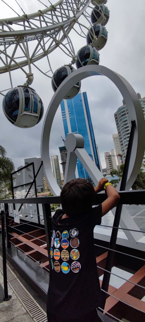 Roda gigante em Balneário Camboriú com criança