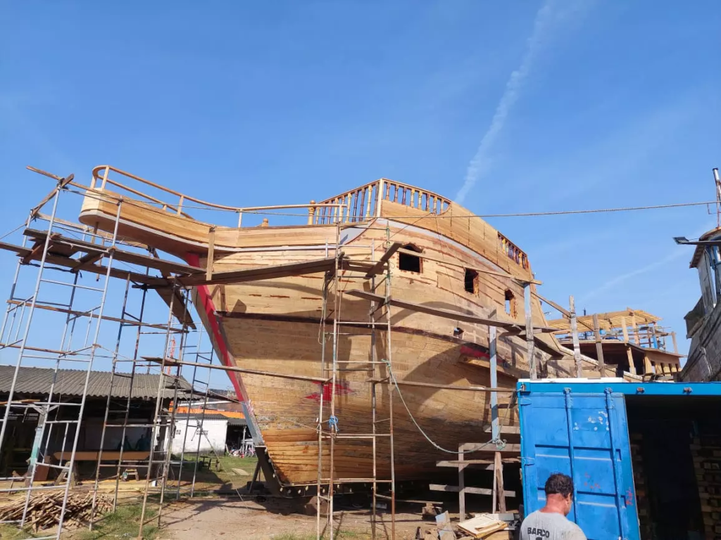 Como será o novo barco de madeira de Balneário Camboriú e a história por trás dos que já estão em funcionamento