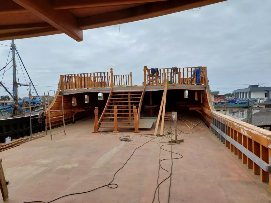 Como será o novo barco de madeira de Balneário Camboriú e a história por trás dos que já estão em funcionamento