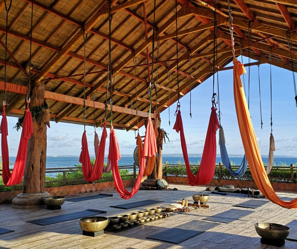 Aerial Yoga encerra a lista dos 5 destinos diferentes para o bem-estar! Fica em Canggu, Bali, Indonésia