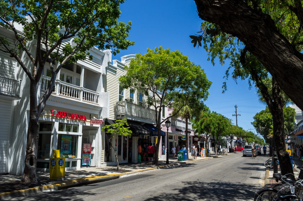 Duval Street traz a beleza de Key West nos Estados Unidos